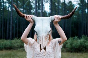 自分の外見が嫌いな女性は死を思うと劣等感がましになるかもしれない