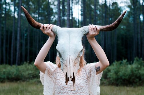 自分の外見が嫌いな女性は死を思うと劣等感がましになるかもしれない