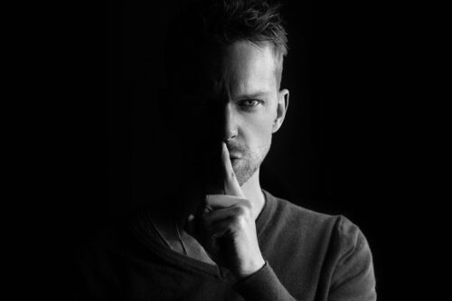 自分の弱さを認めるのは強さ！自尊心が高いのとナルシストは全く違う！