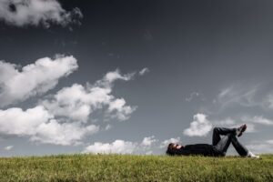 嘘をつく人の特徴とその対策。嘘つきを説得行動と回避行動で見抜ける?